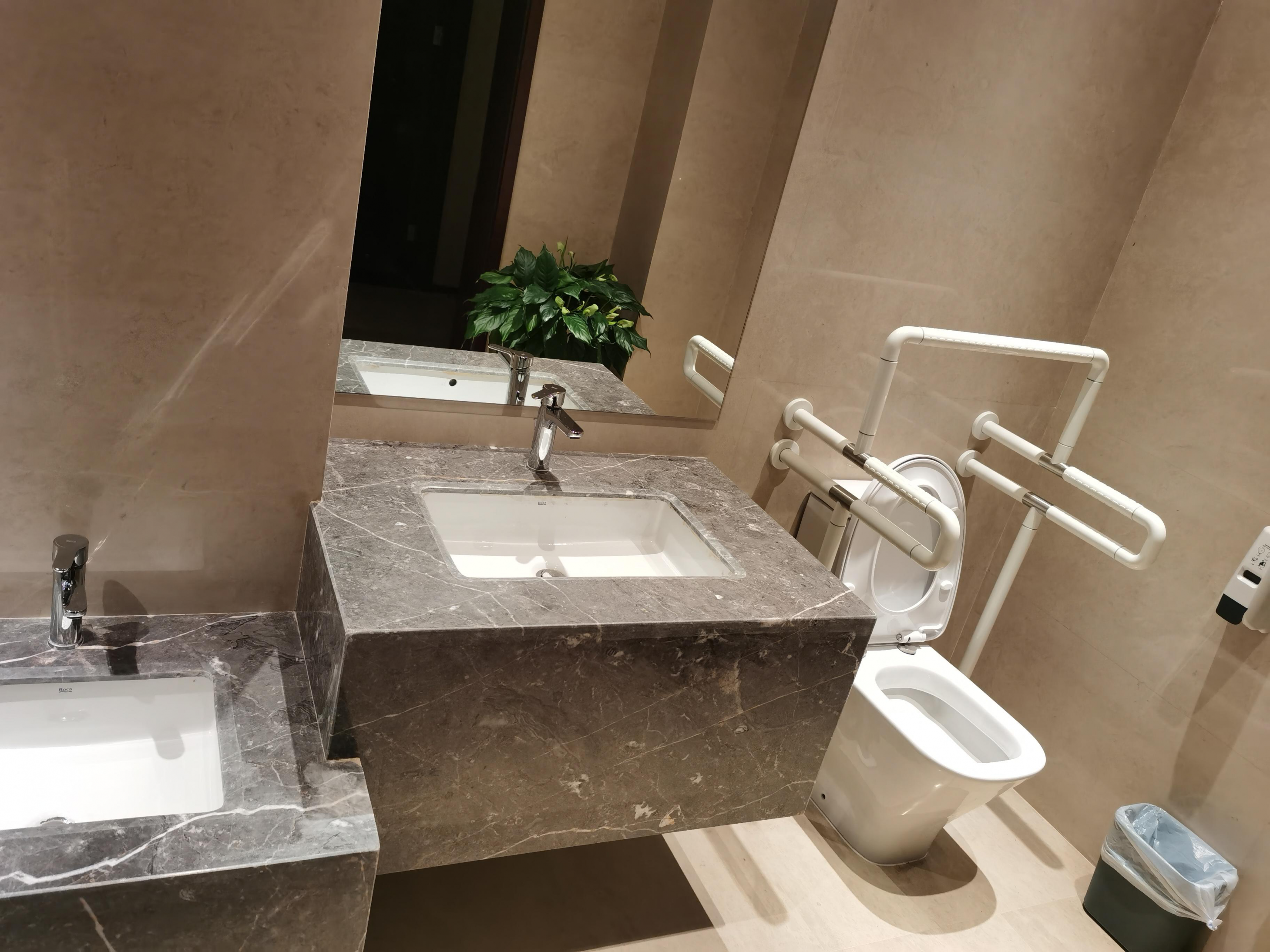 永州尊龙凯时在酒店大堂一楼北京厅出口旁，为儿童单独开辟的“第三卫生间”.png